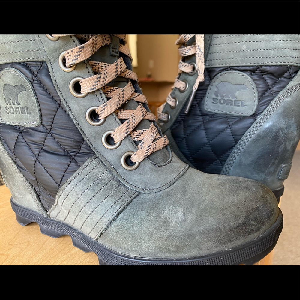 Sorrel wedge snow boots. Great traction.